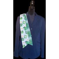 Traditionelle Geformte Lagerkrawatte, Umkehrbare Grüne Karierte Zu Shamrocks von SplashOfClassEquine