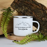 Personalisierte Abenteuer Zusammen Emaille Camping Becher Geschenke Ideen Für Camper Van Picknick Metall Isolieren Heiß Kalt Draußen Im Freien von SpokenGifts