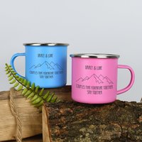 Personalisierte Abenteuer Zusammen Emaille Camping Becher Set Geschenke Ideen Für Camper Van Heiß Kalt Draußen Im Freien Personalisierte Abenteuer Zusammen Emaille Camping Becher Set Geschenke Ideen Für Camper Van Heiß Kalt Draußen Im Freien von SpokenGifts