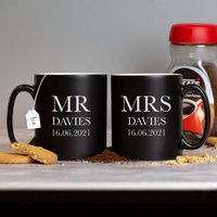 Personalisierte Mr & Mrs Black Satin Tasse Laser Gravierte Geschenke Ideen Für Hochzeiten Und Jahrestag Jubiläen Verlobung Braut Bräutigam von SpokenGifts