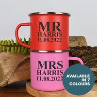 Personalisierte Mr & Mrs Emaille Camping Becher Set Geschenke Ideen Für Camper Van Heiß Kalt Draußen Im Freien von SpokenGifts