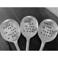 Love You To The Moon & Back - Vintage Löffel Mit Buchstaben Gestempelt von SpoonSavvyDesigns