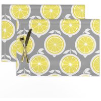 Zitrus Tischsets 2Er Set - Modernes Home Dekor Graue Schatten Limonade Gelb Sommer Gelbes Zitronen Gitter By Miyatake_Designs von SpoonflowerHome