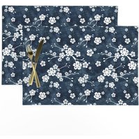 Kirschblüten Tischset | 2Er Set - Blaue Kirschblüte Von Adenaj Indigo Sakura Kirschbaumblüten Stoff Spoonflower von SpoonflowerHome