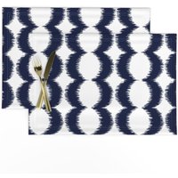 Navy Ikat Tischset 2Er Set - Modernes Abstraktes Blau Weiß Wohnkultur Tuch Tischsets Wave Vertikale Marine Von Boxwood_Press Navy Ikat Tischset 2Er Set - Modernes Abstraktes Blau Weiß Wohnkultur Tuch Tischsets Wave Vertikale Marine Von Boxwood_Press von SpoonflowerHome