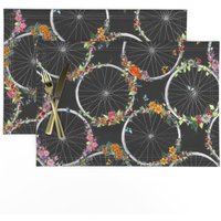 Radfahren Tischset | 2Er Set - Petals&speichen Von Blair Dunklen Blumen Fahrrad Recycling Upcycling Stoff Spoonflower von SpoonflowerHome