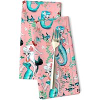 Retro Mermaids Dinner Servietten 2Er Set - Mid Century Vintage Ocean Nautical Princess Stoffservietten Martini On Coral Von Miss_Fluff Retro Mermaids Dinner Servietten 2Er Set - Mid Century Vintage Ocean Nautical Princess Stoffservietten Martini On Coral Von Miss_Fluff von SpoonflowerHome