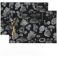 Woodland Tischset | 2Er-Set - Pilze Schwarz Weiss Von Teja_J_Williamsbtinternet_Com Natur Pilz Spoonflower von SpoonflowerHome
