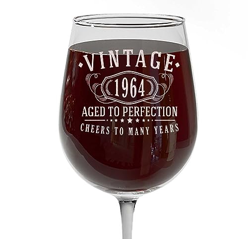 Weinglas mit Stiel, Vintage-Design aus dem Jahr 1964, geätzt, 473 ml, Geschenk zum 60. Geburtstag für Frauen, Aufschrift "Cheers to 60 years old", 60. Dekoration für sie, beste gravierte von Spotted Dog Company