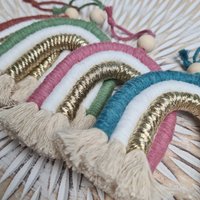 Makramee Regenbogen Nuria Metallic Gold Zum Aufhängen, Kinderzimmer Wand Deko, Boho Farbenspiel, Rainbow Autospiegel, 3-Farbig von Spreefeder