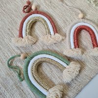Makramee Regenbogen Nuria Metallic Zum Aufhängen, Kinderzimmer Wand Deko, Boho Farbenspiel, Autospiegel, Kinder Wickeltisch Deko 3-Farbig Makramee Regenbogen Nuria Metallic Zum Aufhängen, Kinderzimmer Wand Deko, Boho Farbenspiel, Autospiegel, Kinder Wickeltisch Deko 3-Farbig von Spreefeder