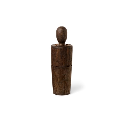 Spring Copenhagen Mini Mr. Pepper - Charmanter Pfefferstreuer | 6 x 6 x 18 cm | Küche & Esstisch | Holz (FSC-Eiche) | Designer-Kollektion | Design von mencke&vagnby | Ausgewählte Designgeschenke von Spring Copenhagen