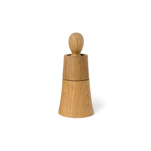 Spring Copenhagen Mini Mrs. Salt - Charmanter Salzstreuer | 7 x 7 x 16 cm | Küche & Esstisch | Holz (FSC-Eiche) | Designer-Kollektion | Design von mencke&vagnby | Ausgewählte Designgeschenke von Spring Copenhagen