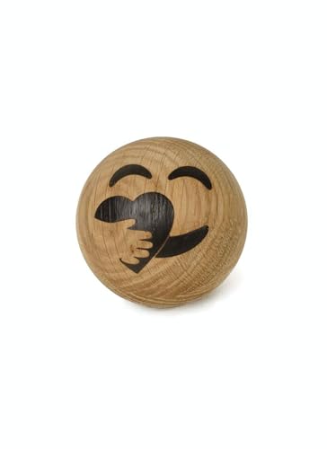 Spring Copenhagen Care - Holz-Emoji-Kugel | Holzfigur | Durchmesser 7 cm | Heimdekoration | Kinderzimmer-Schmuck | Holz (FSC-Eiche) | Spring Emotions Kollektion | Design von mencke&vagnby Spring Copenhagen Care - Holz-Emoji-Kugel | Holzfigur | Durchmesser 7 cm | Heimdekoration | Kinderzimmer-Schmuck | Holz (FSC-Eiche) | Spring Emotions Kollektion | Design von mencke&vagnby von Spring Copenhagen