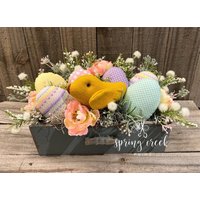 Frühling Ostern Handgemacht Shabby Chic Küken Eier Dekoration Mittelpunkt in Einem Vintage Look Eimer Oder Mit Floralen Akzenten von SpringCreekPrims