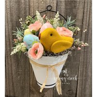 Primitive Handgemachte Shabby Chic Frühling Ostern Küken & Eier Metall Pail Wandeimer Hängende Dekoration Arrangement Pastell Künstliche Blumen von SpringCreekPrims
