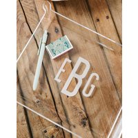 Personalisiertes Acryltablett // Abschlussgeschenk Benutzerdefinierte Monogrammtablett Eitelkeitsorganisator Schmuckschale Schreibtischzubehör von SprinkledWithPink