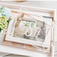 Personalisiertes Acryltablett // Abschlussgeschenk Benutzerdefinierte Monogrammtablett Eitelkeitsorganisator Schmuckschale Schreibtischzubehör von SprinkledWithPink