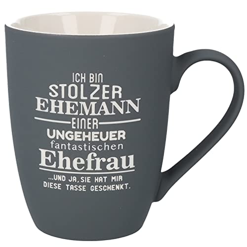 Spruchreif | Soft-Touch Tasse Grau Ich bin stolzer Ehemann… – Beidseitig gravierte Tasse mit Spruch | Lustiges Geschenk für Ehemann zum Hochzeitstag, Valentinstag oder Geburtstag von Spruchreif