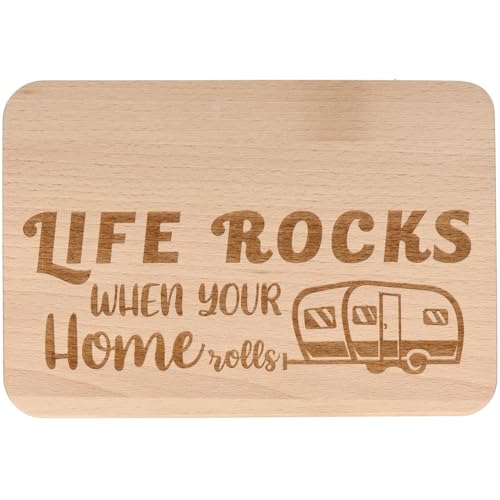 Spruchreif | Frühstücksbrettchen "Life rocks when your Home rolls" | Holzbrett mit Gravur & Wohnwagen-Motiv | Buchenholz Schneidebrett für Camper & Vanlife-Fans | 22 x 15 x 1 cm Spruchreif | Frühstücksbrettchen "Life rocks when your Home rolls" | Holzbrett mit Gravur & Wohnwagen-Motiv | Buchenholz Schneidebrett für Camper & Vanlife-Fans | 22 x 15 x 1 cm von Spruchreif