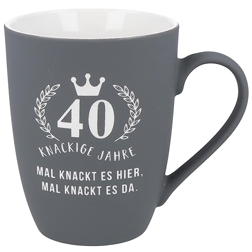 Spruchreif | Soft-Touch Tasse Grau 40 knackige Jahre – Beidseitig gravierte Tasse mit Geburtstagsspruch | Lustiges Geschenk zum 40. Geburtstag für Männer & Frauen von Spruchreif