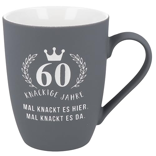 Spruchreif | SOFT-TOUCH-Tasse au Keramik mit Silikonoberfläche beidseitig graviert | Geburtstagstasse | Geschenkidee 60.Geburstag | 350 ml von Spruchreif