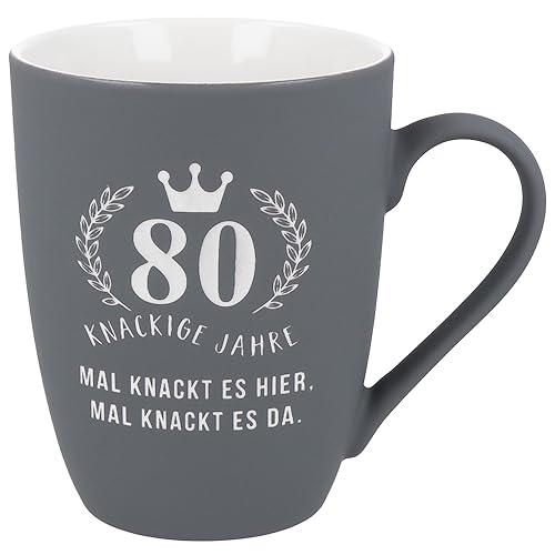 Spruchreif | Soft-Touch Tasse Grau 80 knackige Jahre – Beidseitig gravierte Tasse mit Geburtstagsspruch | Lustiges Geschenk zum 80. Geburtstag für Männer & Frauen von Spruchreif