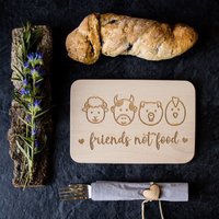 Frühstücksbrettchen Aus Holz Geschenke Vegetarier Veganer Mit Gravur Friends Not Food von SpruchreifGeschenke