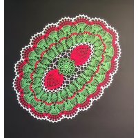 Weihnachts-Häkeldeckchen - Ovale Deckchen Wohndekoration Weiß-Rot-Grüne Häkeldeckchen Muttertag Handgefertigt Handgefertigte Tischdecke von SquareOvalDoily
