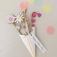 Handgemaltes Blumengeschenk. Personalisierter Andenken-Blumenstrauß Aus Holz von SquirrelbanditShop