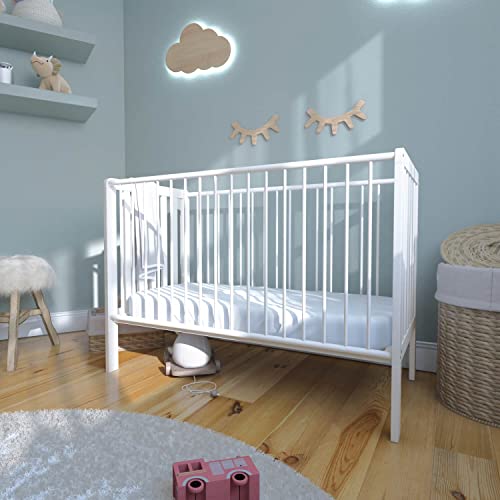 Staboos Babybett - Massivholz Kleinkindbett 70x140cm - 100% Buchenholz Babybett weiß - Gitterbett inkl. höhenverstellbarem Lattenrost - Baby Cot - Made in EU von Staboos