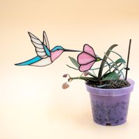 Glas-Kolibri Schwebt in Der Nähe Eines Blumengarten-stakes, Pflanzen-stakes von StainedGlassFlowers