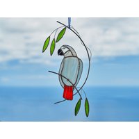 Buntglas Graupapagei Auf Dem Ast Glasmalerei Garten Dekoration Vogel Suncatcher Veranda Hängend von StainedGlassMA