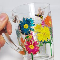 Kamille & Biene Kaffeetasse 11 Unzen Personalisiert, Handgemalte Regenbogen Blumen Becher, Geschenk Für Frau Frau, Muttertagsgeschenk von StainedGlassware