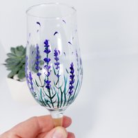 Lavendel Champagner Gläser. Personalisiertes Blumen-Glas Handgemaltes Lavendel-Geburtstags-Geschenk Für Champagner-Liebhaber von StainedGlassware