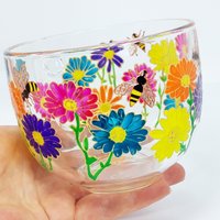 Personalisierte Kamille Große Kaffeetasse - Handbemalte Regenbogenblumen & Bienenglasbecher Perfektes Geschenk Für Tee- Und Kaffeeliebhaber von StainedGlassware