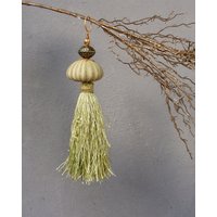 Grüner Seeigel Ornament Boho Strand Quaste - Grün Und Gold von StarHomeStudio