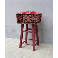 Kelim Hocker, Boho Holzmöbel Vintage Hand Gewebt, Global Textile, Rustikale Details von StarHomeStudio