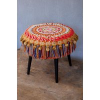 Runder Gehäkelter Ottomane, Boho Fransen Pouf, Mandala Holzmöbel Vintage Häkelarbeit, Global Textil Runder Gehäkelter Ottomane, Boho Fransen Pouf, Mandala Holzmöbel Vintage Häkelarbeit, Global Textil von StarHomeStudio