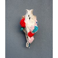 Verzierter Schweineschädel Echter Wildschweinschädel Mit Gehäkelten Blumen Verzierter Schweineschädel Echter Wildschweinschädel Mit Gehäkelten Blumen von StarHomeStudio