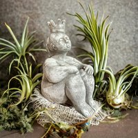 Sitzende Prinzessin Mit Großer Krone Als Robuste Steinfigur von StarkeSteinfiguren