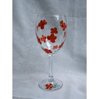 Blüte ~ Rot & Gold. Ein Exklusives Design Mit Einer Vielzahl Von Handbemalten, Roten Blüten, Die Ein Weinglas Ummanteln Blüte ~ Rot & Gold. Ein Exklusives Design Mit Einer Vielzahl Von Handbemalten, Roten Blüten, Die Ein Weinglas Ummanteln von StarlightAndShadows