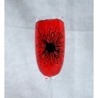 Corn Poppy - Ein Exklusives Design, Handbemalt, Große Rote Mohnblume Auf Einem Champagnerglas von StarlightAndShadows