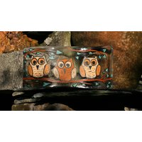 Eulentrio. Drei Niedliche Baby-Eulen in Den Ästen. Ein Handbemaltes, Verschmolzenes Glas Freistehende "Welle' Ca. 10 X 25 cm von StarlightAndShadows