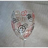 Ewige Spirale - Ein Exklusives Design, Handbemalt, Weinglas Mit Einer Vielzahl Von Spiralen in Rot, Schwarz, Gold Und Silber von StarlightAndShadows