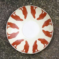 Feier Des Frühlings - Eine Große, Exklusive, Geschmolzene Glasschale Mit Einem Dutzend Hasen, Die Auf Einen Zentralen Mond Starren. Anstarrender Feier Des Frühlings - Eine Große, Exklusive, Geschmolzene Glasschale Mit Einem Dutzend Hasen, Die Auf Einen Zentralen Mond Starren. Anstarrender von StarlightAndShadows