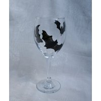 Fledermaus Trio - Ein Exklusives Design, Handbemalt, Weinglas Mit Drei Großen Fliegenden Fledermäusen, Die Schale Umkreisen von StarlightAndShadows