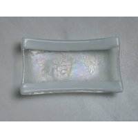 Frozen River - Eine Handgemachte Verschmolzene Glasseife/Trinket Kleine Sushi-Schale Mit Weißen Rändern Auf Einem Irisierenden Klaren Sockel von StarlightAndShadows