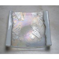 Frozen River - Quadratisch. Eine Handgemachte Verschmolzene Glas Zierplatte/Schmuckschale Mit Einem Strukturierten Schimmernden Irisierenden Finish Frozen River - Quadratisch. Eine Handgemachte Verschmolzene Glas Zierplatte/Schmuckschale Mit Einem Strukturierten Schimmernden Irisierenden Finish von StarlightAndShadows