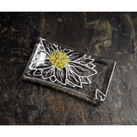Gänseblümchen ~ Verschmolzene Glasseife/Trinket Mini Sushi Pralinenschale. Ein Handbemaltes Großes Weißes Daisy Mit Gelber Mitte Auf Klarem Sockel Gänseblümchen ~ Verschmolzene Glasseife/Trinket Mini Sushi Pralinenschale. Ein Handbemaltes Großes Weißes Daisy Mit Gelber Mitte Auf Klarem Sockel von StarlightAndShadows